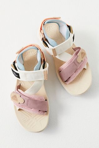 Cool Sandals, Sketchers Sandals, Shoes Boots Heels, Orange Fits, Heels Sneakers, Hiking Sandals, Cruise Outfits, Fancy Shoes, Mode Casual