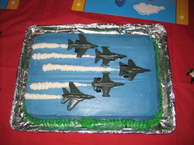 Blue Angels airplane cake... Uncle J would love this one :) Blue Cake Ideas, Fighter Jet Cake, Cake Decorating Ideas Birthday, Birthday Party Decorations Blue, Airplane Birthday Cakes, Planes Birthday Party, Airplane Cake, Incredible Cakes, Planes Birthday