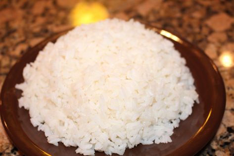 Hi everyone! This rice recipe is seriously the bomb diggity! I love rice as any Hispanic will tell you. See it like this if we do not eat rice for lunch is like we haven't eaten. White rice is so easy to make and you can eat it practically with anything and is a guarantee that it will taste good. Now I do not use a rice cooker, you were probably asking yourself why not use a rice cooker. I know is convenient to many moms because you just add the ingredients and forget about it and let it do White Rice Stove Top, Dominican White Rice, Rice Stove Top, Fluffy White Rice, Dominicano Recipes, White Rice Recipes, Brown Rice Pasta, Rice Recipes For Dinner, Dominican Food