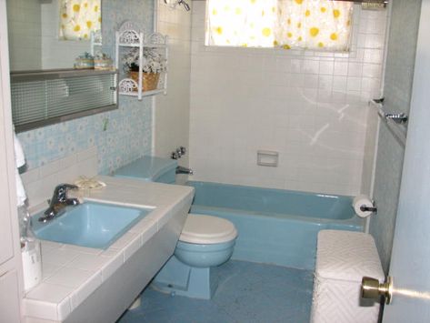 Blue Bathtub Bathroom Ideas, Blue Tub Bathroom Ideas, Retro Tile Bathroom, Vintage Blue Tile Bathroom, Retro Blue Bathroom, Vintage Blue Bathroom, 1950s Bathroom, Blue Bathtub, Bathroom Retro