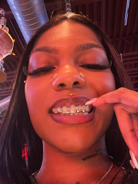 Madusa Piercing, Top Lip Piercing, Girls With Grills, Girl Grillz, Grillz Teeth, Dope Jewelry Accessories, Medusa Piercing, Grills Teeth, Face Piercings