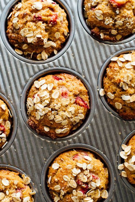 These whole grain oat muffins are full of fresh strawberry flavor! #strawberrymuffins #summerbaking #wholegrainmuffins Strawberry Oat Muffins, Muffins Blueberry, Morning Glory Muffins, Strawberry Muffins, Oat Muffins, Summer Baking, Strawberry Flavor, Food Test, Strawberry Recipes