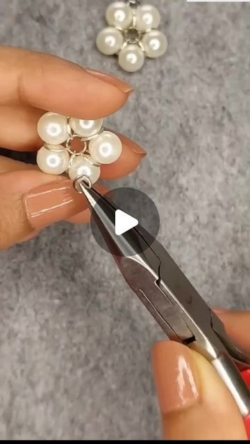 Pearl Earrings Designs Handmade, Pearl Earrings Designs, Bead Diy, Pearls Diy, Instagram Diy, Pearl Design, Designer Earrings, Beautiful Earrings, Bead Work