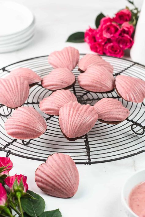 Strawberry Madeleines, Madeline Cookies Recipe, Madelines Recipe, Raspberry And Almond Cake, Madeline Cookies, Madeleine Recipe, Brown Butter Chocolate Chip Cookies, White Chocolate Strawberries, Strawberry Powder