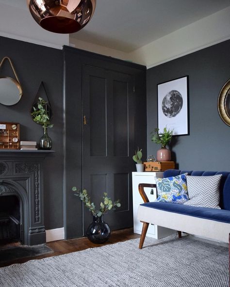 Farrow & Ball on Instagram: “#DownPipe has gorgeous blue undertones to it which deepen the complexity of its finish. We love the look of it in @design_soda_ruthie's…” Farrow And Ball Wallpaper, Light Blue Living Room, Oval Room Blue, Farrow & Ball Wallpaper, House Color Palettes, Rich Home, Farrow And Ball Paint, Cosy Corner, Green Sofa