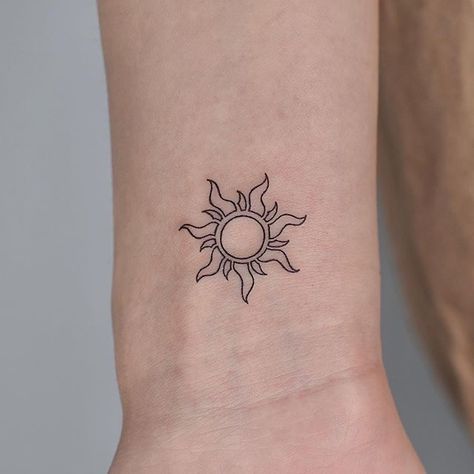 Tato Sun, Tangles Sun Tattoo, Tangled Rapunzel Sun Tattoo, Small Tangled Tattoos, Tangled Inspired Tattoo, Rapunzel Sun Tattoo, Leo Sun Tattoo, Sol Rapunzel, Rapunzel Tattoos