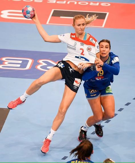 Henny Reistad (Norway) vs Anna Lagerquist (Sweden) • 2018 European Women's Handball Championship Maddie Lethbridge, Handball Photography, Gym Fails, Women's Handball, Handball Players, Bodies In Motion, Girl Sport, Gym Weights, Picture Story