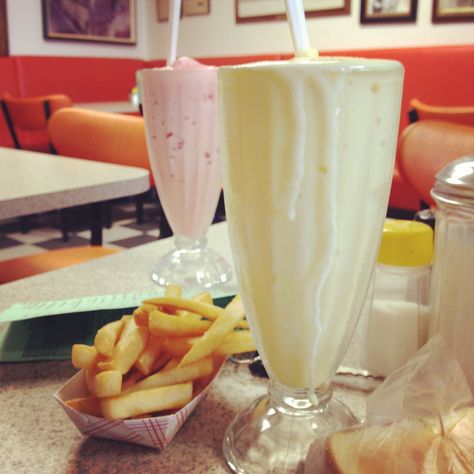 milkshake & french fries.... standard lunch Fries And Milkshake, Fav Food, Strawberry Milkshake, French Fries, Food Cravings, Books, Chips