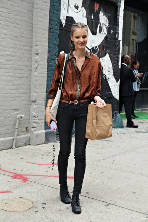 Tilda Lindstam, New York, September 2012 – ModelsJam Paisley Shirt Outfit, Tilda Lindstam, Paisley Shirt, Model Street Style, Looks Street Style, Funky Fashion, Street Style Inspiration, Casual Street Style, Street Chic