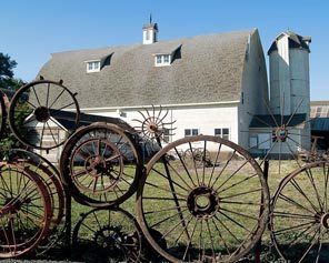 . Repurposed Old Farm Equipment, Steel Wagon Wheel Ideas, Old Wheel Ideas, Metal Shelving Ideas, Country Landscaping Ideas, Country Front Yard, Wagon Wheel Ideas, Wagon Wheel Garden, Center Courtyard