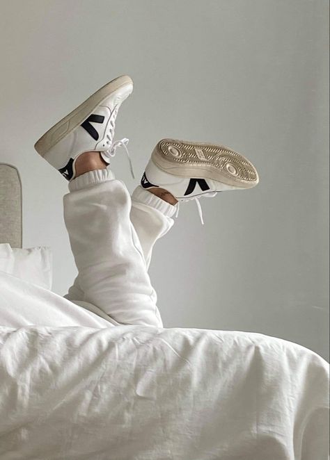 Veja Sneakers Outfit, Veja Sneakers, Hype Shoes, Spring Aesthetic, Sneakers Outfit, Pretty Shoes, Aesthetic Photo, White Sneakers, Photo Dump