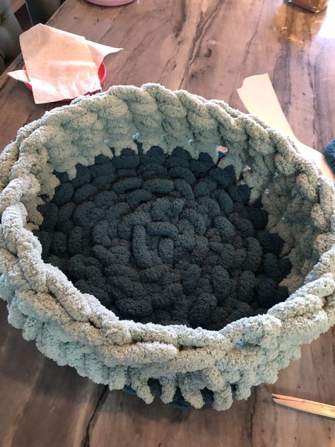 Diy Crochet Cat Bed, Chunky Yarn Projects, Cat Bed Pattern, Bed Cave, Chunky Yarn Blanket, Diy Cat Bed, Finger Knitting Projects, Crochet Cat Bed, Chunky Blankets