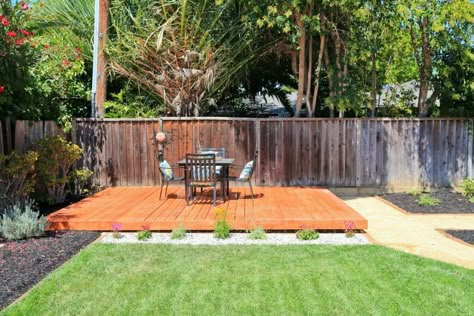 Here's another simple, minimalist floating deck design. The bright wood stain helps it stand out in the midst of a carefully designed landscape. Floating Deck Plans, Small Backyard Decks, Ground Level Deck, Building A Floating Deck, Deck Landscaping, Roof Garden Design, Floating Deck, Wooden Deck, Deck Designs Backyard