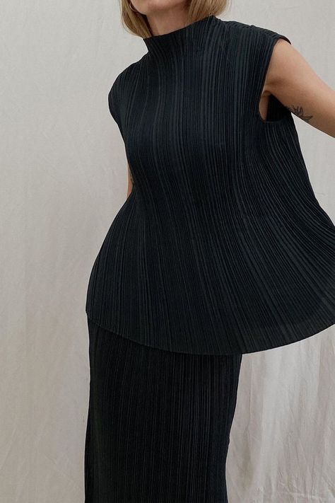 Pleated Fabric Outfits, Pleats Fashion, Make An Outfit, Look Expensive, Crinkle Fabric, 2020 Fashion Trends, Street Style Trends, Ribbed Knit Dress, Pleated Fabric