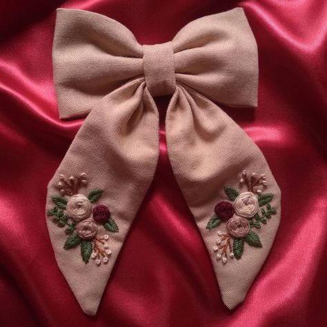 Embroidery Jeans Diy, Bow Hair Tie, Embroidered Hair Bows, Ribbon Crafts Diy, Bow Hairstyle, Hand Embroidery Patterns Flowers, Pola Sulam, Handmade Hair Bows, Looks Party