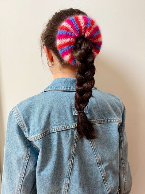 scrap striped knit scrunchie — material grrrlz Knitted Scrunchies Free Pattern, Knit Scrunchie Pattern, Crochet Thick Yarn Projects, Scrap Yarn Knitting Projects, Knitting Scrunchies, Knitted Scrunchies, Knit Scrunchie, Knit Wear, Lace Weight Yarn