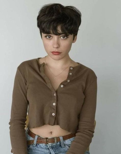 Carla Diaz, Crop Haircut, Spanish Actress, Hair Inspiration Short, Edgy Hair, Short Hair Haircuts, Netflix Series, Pixie Hairstyles, Short Hairstyles For Women