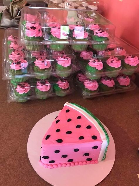 One in a melon birthday cake cupcakes pink green Watermelon Cake First Birthday, Watermelon Themed Party Food, Watermelon Birthday Cake Smash, Watermelon Cupcakes Birthday, One In A Melon Cake Smash, One In A Melon Party Food, One In A Melon Birthday Cake, One In A Melon Cupcakes, Watermelon Bday Party