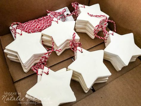 Homemade Paper Ornaments, Cornstarch Dough Ornaments, School Ornaments, Cornstarch Dough, Baking Soda Clay, Salt Dough Christmas Ornaments, Clay Christmas Decorations, Baked Clay, Baby Christmas Ornaments