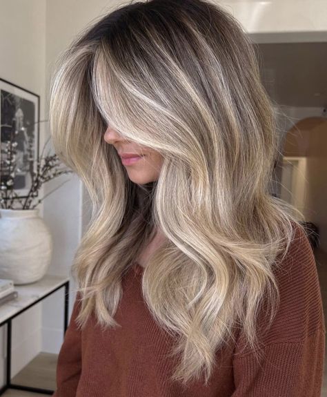 Blond Hair With Dark Shadow Root, Blonde Hair Inspo Dark Roots, Balayage Ash Blonde Dark Roots, Blended Blonde Hair Dark Roots, Blonde Lived In Balayage, Blond With Root Shadow, Dark Root Shadow Blonde, Root Melt Blonde Balayage Long Hair, Shadow Root Bronde Balayage