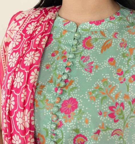 New Kamiz Neck Design, Dress Neck Patterns Indian Kurti Cotton, Close Neck Designs For Kurtis, Simple Kurti Neck Design, Slvees Style Design Kurti, Cotton Suit Neck And Sleeves Design, Cotton Dresses Neck Designs, Cotton Dress Stitching Ideas, Chudi Designs Latest Cotton