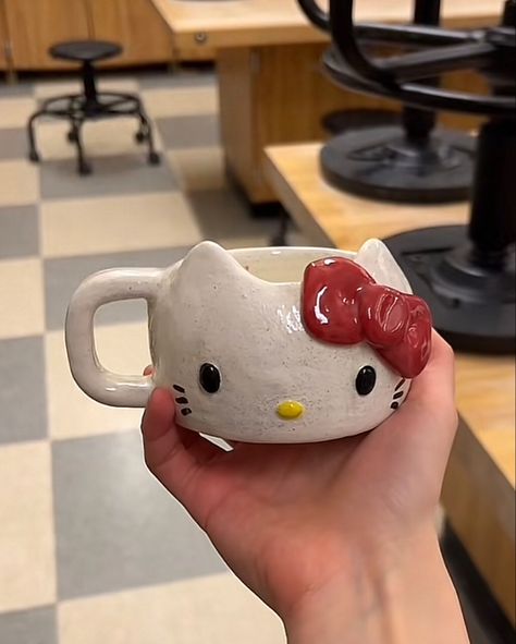 Hello Kitty Ceramic Mug, Cartoon Ceramic Ideas, Hello Kitty Clay Sculpture, Hello Kitty Air Dry Clay Ideas, Pottery Hello Kitty, Clay Snoopy Diy, Diy Clay Mug Ideas, Sanrio Ceramic Ideas, Pop Art Ceramics Ideas