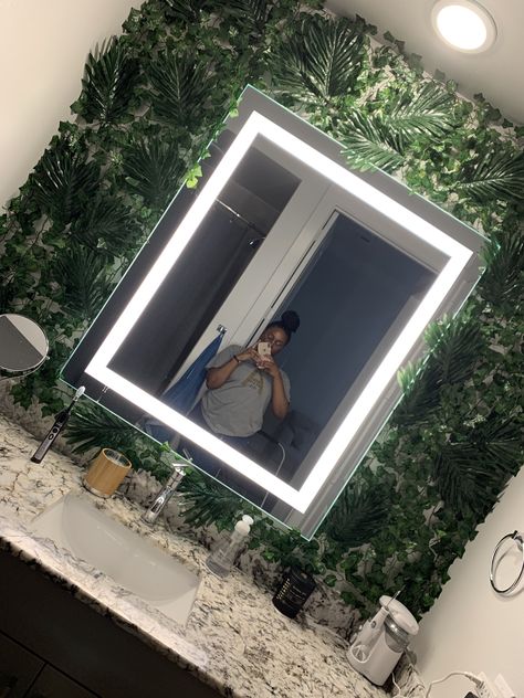 Tropical Spa Bathroom Ideas, Fake Grass Bathroom Wall, Grass Wall Backdrop Bathroom, Green Bathroom Theme Ideas, Fake Plants Bathroom Decor, Fake Plant Bedroom Decor, Green Plant Bathroom Decor, Fun Apartment Bathroom, Grass Wall Bathroom Ideas