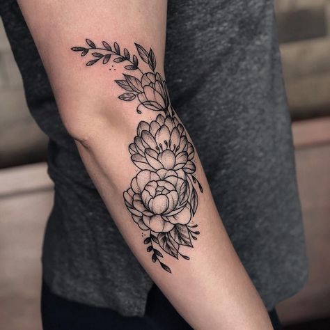 Elbow Tattoos For Women, Blackwork Flowers, Inner Elbow Tattoos, Girly Tattoo, Elbow Tattoo, Thigh Tattoo Designs, Elbow Tattoos, Bee Tattoo, Tattoo Cover-up