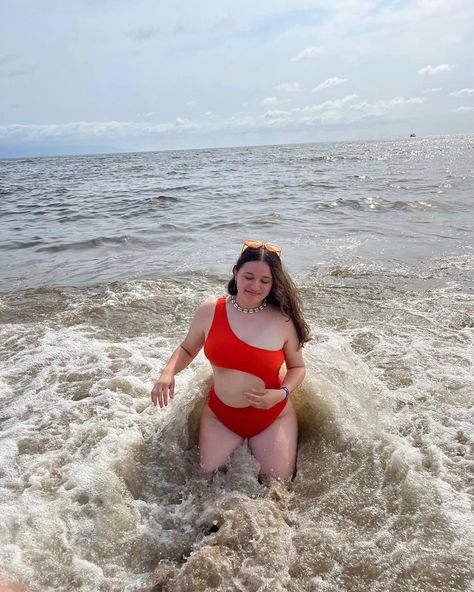 Chubby Beach Pose, Plus Size Beach Photoshoot, Classic Street Style, Katie Sturino, Mid Size Outfits, Julia Fox, Pool Outfits, Rare Features, Care Less