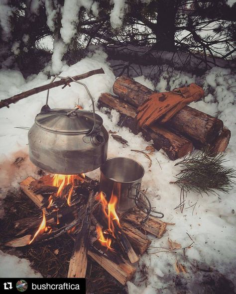 Regardez cette photo Instagram de @iconicsurvival • 637 mentions J’aime Lumberjack Aesthetic, Bushcraft Skills, Camping Photography, Camping Aesthetic, Bushcraft Camping, Wilderness Survival, Winter Beauty, Mountain Man, Camping Survival