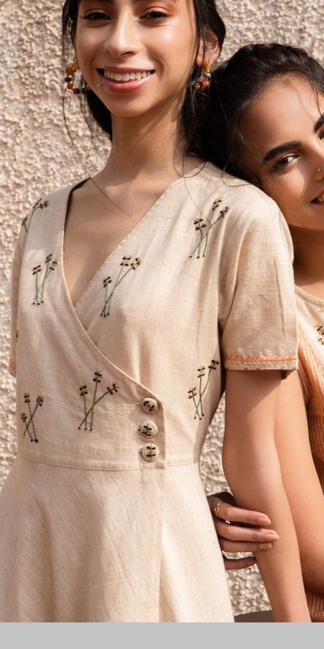 Gaun Koktail, Detail Couture, Simple Kurta Designs, Simple Kurti Designs, Kurta Neck Design, Cotton Kurti Designs, Trendy Dress Outfits, Kurti Neck Designs, Kurta Designs Women