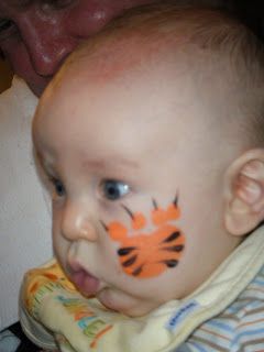 tiger paw print face paint design cheek art Jungle Animal Face Paint Easy, Jungle Animal Face Paint, Paw Print Face Paint, Face Painting Tiger, Tigger Party, Animal Face Paint, Face Paint Easy, Tiger Paw Print, Paint Animals