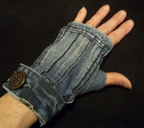 Denim Gloves, Recycle Jeans Projects, Denim Diy Clothes, Denim Art, Denim Jewelry, Denim Projects, Recycled Jeans, Recycle Jeans, Wood Buttons