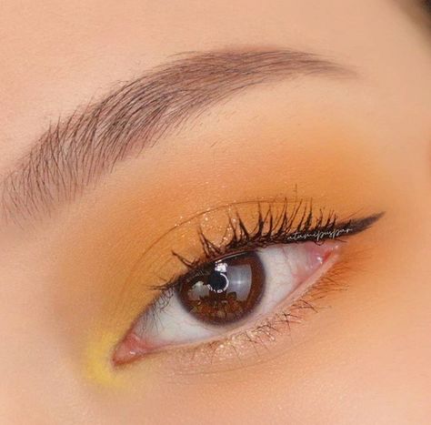 Subtle Yellow Eyeshadow, Soft Yellow Makeup, Sun Makeup Halloween, Cheer Eye Makeup, Yellow Makeup Looks, Yellow Eye Shadow, Sunshine Makeup, Quinceanera Makeup, Yellow Eye Makeup