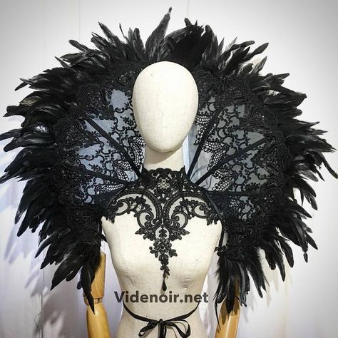 #huge #feathers #black #shoulder #piece #custom #handmade #elizabethan #goth #gothic #lace #beaded #necklace #heartshape #party #hautegotique #wgt #treffen Couture Dior, Rok Midi, Elizabethan Collar, Diy Outfits, Gothic Victorian, Gothic Steampunk, Fantasy Costumes, Carnival Costumes, Costume Makeup