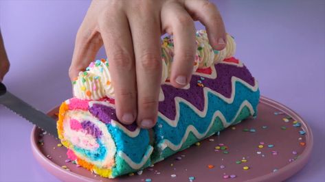 Spiral Sugar Cookies, Jelly Roll Cake, Swiss Roll Cakes, Easter Party Food, Make A Rainbow, Swiss Roll Cake, Cake Roll Recipes, Rainbow Food, Childrens Birthday Cakes