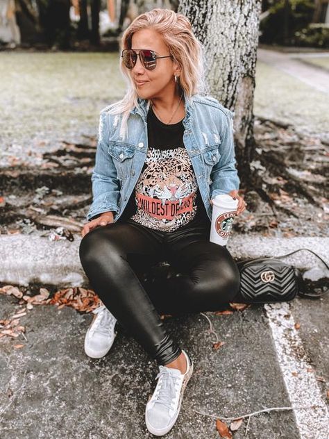 Concert Tee Outfit, Lena Outfits, Concert Outfit Night, Black Leggings Outfits, Outdoor Concert Outfit, Concert Outfit Fall, Cute Concert Outfits, Look Legging, Black Leggings Outfit