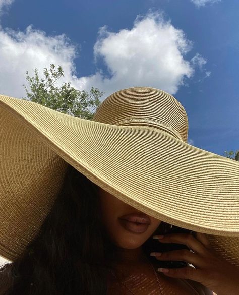 Vacay Pictures, Big Sun Hat, Woman On Beach, Greece Outfit, Vacation Hat, Nude Outfits, Hat Aesthetic, Hawaii Outfits, Black Femininity