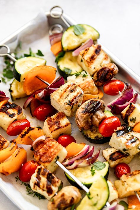 Greek Halloumi Skewers - Fork in the Kitchen Halloumi Kebabs Skewers, Greek Skewers, Halloumi Skewers, Halloumi Recipes, Cheese Kabobs, Chicken Shish Kabobs, Chicken And Halloumi, Grilled Skewers, Haloumi Recipes