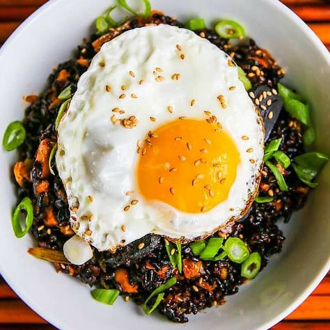 Kimchi Fried Forbidden Rice with Black Garlic - this one bowl meal is absolutely delicious! Spicy, sweet and full of flavor Forbidden Rice Recipes, Chinese Shrimp Fried Rice, Black Rice Recipe, Fried Rice Dishes, Forbidden Rice, Broiled Salmon, Garlic Recipe, Kimchi Fried Rice, Healthy Salmon Recipes