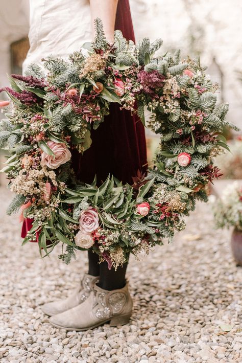 Wire Christmas Wreath, Christmas Wreath Tutorial, Christmas Wreaths For Windows, Make A Christmas Wreath, Christmas Wreath Decor, Christmas Wreath Craft, Christmas Wreaths Diy Easy, Dried Flower Wreaths, Christmas Decorations Wreaths