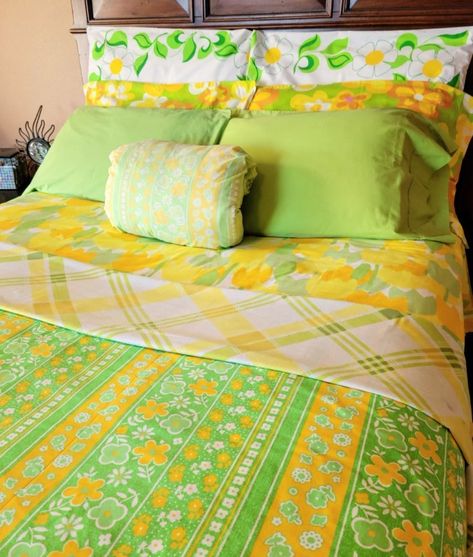 Groovy Retro Bedroom Aesthetic, 70s Groovy Bedroom Aesthetic, 60s Room, Groovy Bedroom, Retro Bedding, Groovy Room, 70s Room, 70s Interior Design, Retro Bedroom