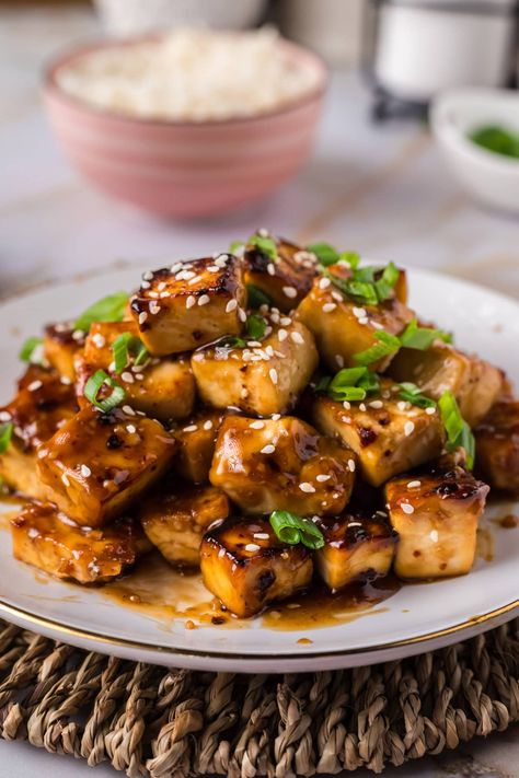 Crispy honey garlic tofu tossed in a sticky sweet and savory sauce brings a whole new world of flavor to bean curd in around 40 minutes total. Honey Garlic Tofu, Garlic Tofu, Garlic Chicken Stir Fry, Dried Tofu, Garlic Mustard, Crockpot Mac And Cheese, Mexican Chicken Casserole, Blueberry Breakfast Cake, Low Carb Appetizers