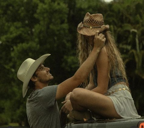 Costal Cowboy, Cinematography Documentary, Country Couple Pictures, Country Photos, Country Romance, Aesthetic Couples, Cute Country Couples, Cowboy Love, Cowboy Romance