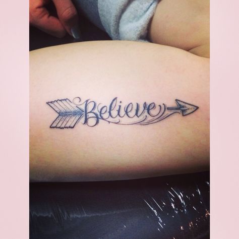 Believe and arrow tattoo. I love it! Believe Tattoo, Girl Side Tattoos, Meaning Of Arrow Tattoo, Tattoo Arrow, Believe Tattoos, Arrow Tattoo Design, Cool Arm Tattoos, Strength Tattoo, Theme Tattoo