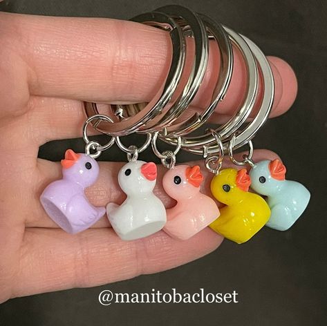 Keychain Diy Easy, Duck Keychain, Ducky Duck, Duck Crafts, Funny Keychain, Duck Gifts, Surf Jewelry, Cute Polymer Clay, Duck Hunting