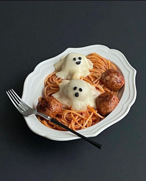 Spooky Dinner, Halloween Lunch, Meatball Pasta, Spooky Food, Fun Halloween Food, Halloween Food Treats, Kawaii Cooking, Halloween Dinner, Halloween Snacks