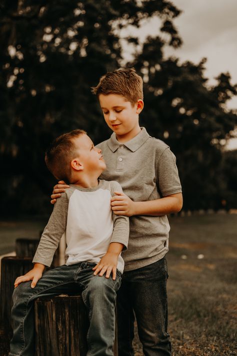 Sibling Brothers Photography, Photography Poses For Siblings, Older And Younger Sibling Pictures, Little Brothers Photoshoot, Family Fall Photoshoot Poses, Brothers Photo Shoot Sibling Pics, Sibling Photoshoot Ideas Older, Sibling Christmas Photos, Brotherhood Photography