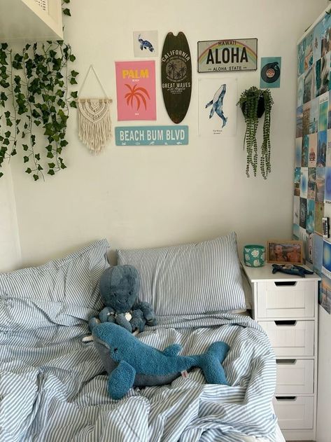 Dark Beachy Bedroom, Room Decor Summer Vibes, Beachy Bedroom Inspirations, Coastal Summer Bedroom, Room Ideas Bedroom Beach, Summer Bedroom Makeover, Ocean Blue Room Aesthetic, Ocean Inspired Room Decor, Bedroom Inspo Coastal