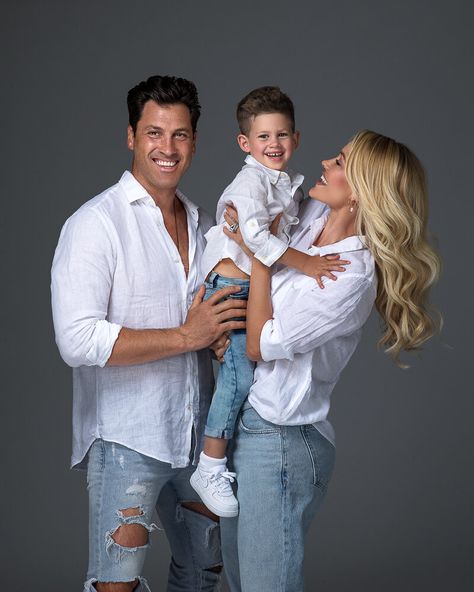 White T Shirt Family Photoshoot, Family Photo Poses Indoor, Family Studio Photography Outfits, Family Photoshoot Indoor, Indoor Family Photoshoot Ideas, Family Studio Photoshoot, Family Photoshoot Studio, Indoor Family Photos, Studio Family Portraits